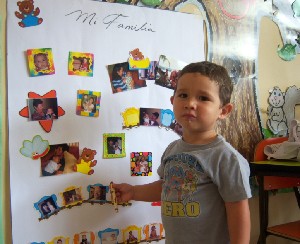 Niño exponiendo sobre su familia en el programa Soy bebé y me gusta leer
